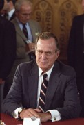 George Bush, az Amerikai Egyesült Államok elnöke hivatalos látogatásra Budapestre érkezett, a Parlamentben az Országgyűlés elnökével találkozott.