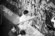 Berlin, 1989. november 12. A nyugatberliniek spontán módon fejezik ki véleményüket a falról.