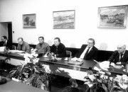 A SZOT és az MDF vezetőinek találkozója. A SZOT székházban megbeszéléseket kezdtek a szakszervezetek és a Magyar Demokrata Fórum vezetői. A találkozón - amelyet az MDF kezdeményezett - a két szervezet képviselői megvitatták a gazdaságpolitikai és szociálpolitikai koncepciókat, valamint a politikai intézményrendszer átalakításával kapcsolatos nézeteket. A képen: az MDF képviselői, köztük Csoóri Sándor, Für Lajos, Csurka István