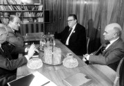 A Magyar Szocialista Munkáspárt és a Magyar Demokrata Fórum képviselői informatív, konzultációs megbeszélést tartottak március 5-én az MSZMP KB székházában. A képen: a megbeszélésen, középen Csurka István és Fejti György.