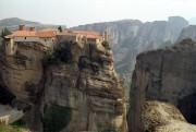   Meteórák, 1989. augusztus 28. A természet és az emberi építőművészet csodái a görögországi Meteorák, a középkorban a szikla szirtekre épült görögkeleti kolostorok. 