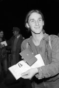 Klingenbach, 1989. szeptember 10. Osztrák földön két okmányát mutatja az az NDK-s fiatalember, aki menekültként, a magyar határ megnyitása után Ausztrián keresztül az NSZK-ba távozik. A magyar kormány 1989. szeptember 10-én 24 órától nyitotta meg a határt az ország területén tartózkodó NDK menekülteknek. 