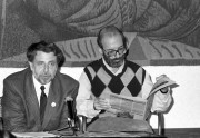 Kőszeg Ferenc, a Beszélő című lap szerkesztője (b) és Kis János, a lap szerkesztőbizottságának vezetője a Fészek Klubban megrendezett sajtótájékoztatón, melyet a Beszélő című lap próbaszámának megjelenése alkalmából tartottak. 1990-től Magyarország első szamizdat folyóirata hetilap lesz.