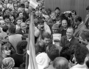 Budapest, 1989. május 1. A május 1-jei nagygyűlés végén Grósz Károly, az MSZMP főtitkára a résztvevők egy csoportjával beszélget. 