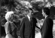 George Bush, az Amerikai Egyesült Államok elnöke július 12-én a koraesti órákban fogadást adott a magyar politikai élet és társadalmi közélet kiemelkedő személyiségei részére. A képen: Barbara Bush, George Bush és Demszky Gábor.