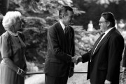 George Bush, az Amerikai Egyesült Államok elnöke július 12-én a koraesti órákban fogadást adott a magyar politikai élet és társadalmi közélet kiemelkedő személyiségei részére. A képen: Barbara Bush, George Bush és Csurka István. 