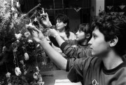 Fót, 1989. december 24. Családi hangulatban ünnepelték a karácsonyt a Fóti Gyermekvárosban. A képen: karácsony a lánykollégiumban. 