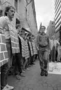 Budapest, 1989. augusztus 13. A berlini fal lebontását követelték azon a békés demonstráción, amelyet a budapesti Vörösmarty téren több független szervezet közös felhívására rendeztek, a berlini fal építésének 28. évfordulóján, csatlakozva ezzel több európai nagyváros tiltakozó megmozdulásaihoz (pl. Gdansk, London, Amszterdam). 