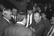 Budapest, 1989. október 8. Grósz Károly (j) beszélget a küldöttekkel a Magyar Szocialista Párt kongresszusának szünetében a Budapesti Kongresszusi Központban 