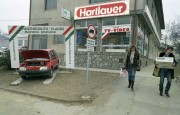  A magyar lakosság egy része Ausztriába jár át, hogy megvegye a hazai kereskedelemben nehezen, vagy nem beszerezhető árucikkeket (autó, számítógép). 