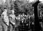 Horn Gyula külügyminiszter két napos hivatalos ausztriai látogatása második napján Alois Mock osztrák külügyminiszter (b) társaságában részt vett a város határában húzódó műszaki határzár lebontásában. 