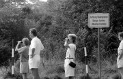 1989. augusztus 25. Nyugatnémet turisták az osztrák-magyar határon illegális határátlépéssel a Fertő-tó felől érkező NDK állampolgárokat várják az osztrák határ mentén. 