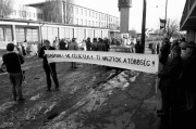  Győr, 1989. november 28. November 28-án érdektelenségbe fulladt az MDF győri szervezetének tiltakozó akciója, amit a Rába mosonmagyaróvári gyárában megtartott délelőtti, kétórás figyelmeztető sztrájkkal kapcsolatban szerveztek meg. A cél az óváriakkal való szolidarítás kinyilvánítása volt. Az akcióra kivonult a TV Híradó és a városi TV, a győri rádió, számos újságíró és fotós, csak éppen közönség nem volt, a délutáni műszak után hazafelé induló Rába gyáriak nem csatlakoztak az akcióhoz.