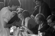 Budapest, 1989. szeptember 18. Szabad György, az MDF Országos Elnökségének tagja aláírja a június 13-tól szeptember 18-ig tartó politikai egyeztető tárgyalások záródokumentumát, amelyben a három tárgyaló fél fő politikai kérdésekről állapodott meg.
