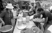 Budapest, 1989. augusztus 17. A Magyar Vöröskereszt ebédet oszt a menedékjogot kért NDK állampolgároknak a Zugligeti Plébánián.