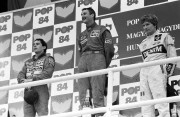 Mogyoród, 1989. augusztus 13. A verseny győztesei: (balról jobbra) Ayrton Senna a második, Nigel Mansell az első és Thierry Boutsen a harmadik helyezett a Forma 1-es Magyar Nagydíjon a Hungaroringen. 