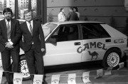  Budapest, 1989. február 27. Ferjáncz Attila autóversenyző 1946. július 12-én született Budapesten. A képen: a Volga szállóban február 27-én a Camel és a Novotrade Navigátor ESE bejelentette, hogy az 1989-es évben a Ferjáncz-Tandari sokszoros magyar bajnok páros új Lancia Integrale rali-autóval versenyez. Az új autó elött Tandari János (b) és Ferjáncz Attila (j). 