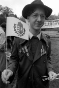 Budapest, 1989. május 1. Cserkészfiú a Független Szakszervezetek majálisán a Népligetben.
