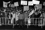 Budapest, 1990. január 15. A kormány gazdaságpolitikája, valamint az újabb áremelések ellen tüntetve mintegy ezren gyűltek össze január 15-én a Hősök terén, majd onnan a Parlament elé vonultak. A demonstrációt a Magyar Demokrata Fórum szervezte. Az MDF képviselői peticiót juttatak el Németh Miklós miniszterelnökhöz. A képen: tüntetők a Parlament előtt. 
